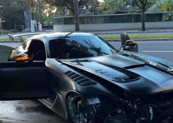 Mercedes bate em árvore e motorista, ferido, foge; carro de R$ 800 mil foi abandonado