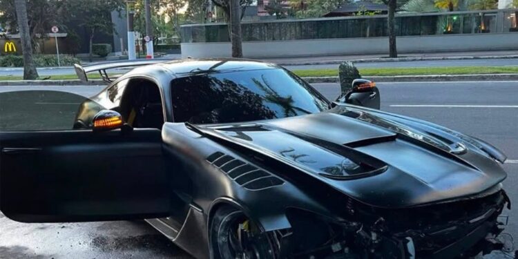 Mercedes bate em árvore e motorista, ferido, foge; carro de R$ 800 mil foi abandonado