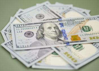 Dólar inicia o dia com foco no Oriente Médio e no PIB do Brasil