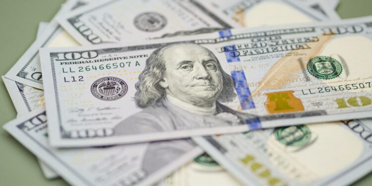 Dólar inicia o dia com foco no Oriente Médio e no PIB do Brasil