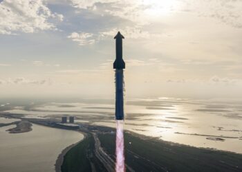 EUA suspendem voos da nave Starship após falha em foguete