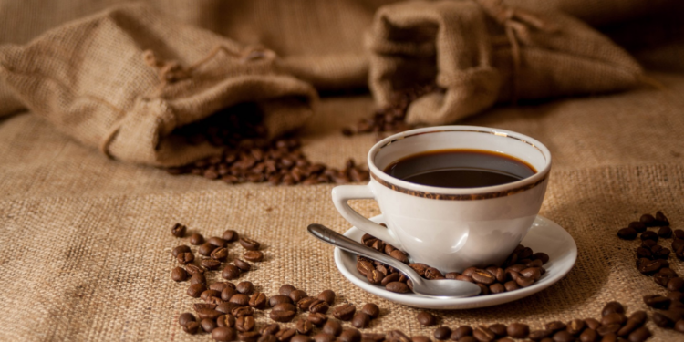 Preços do café tradicional e gourmet caem, mas descafeinado e especial sobem mais de 15% em abril