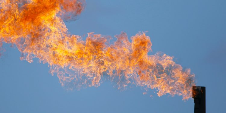 OPEP+ aprova novo aumento na produção de petróleo em meio à crise no Oriente Médio