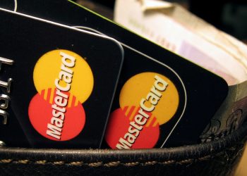 Cuba vai suspender transações com Visa e Mastercard em meio a sanções dos EUA